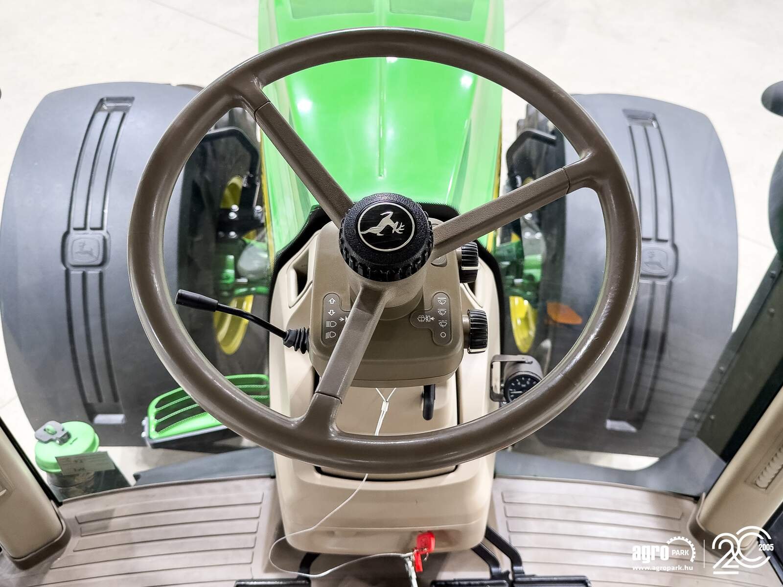 Traktor a típus John Deere 8260R tractor, 16/5 Powershift, AutoTrac ready, air brakes, Michelin tires, 4 pair of SCVs, Gebrauchtmaschine ekkor: Csengele (Kép 26)