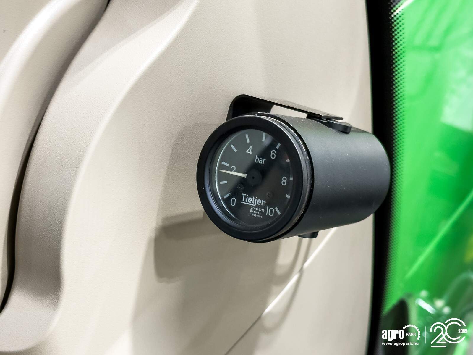 Traktor a típus John Deere 8260R tractor, 16/5 Powershift, AutoTrac ready, air brakes, Michelin tires, 4 pair of SCVs, Gebrauchtmaschine ekkor: Csengele (Kép 28)