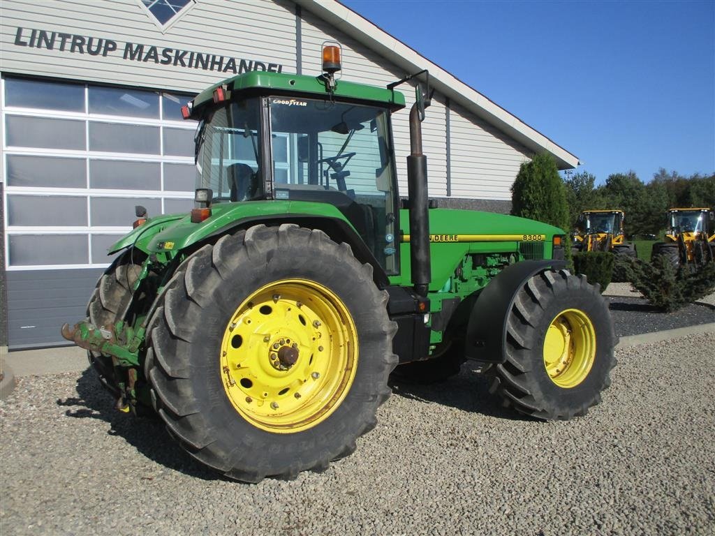 Traktor Türe ait John Deere 8300 Pæn regulær traktor med rigtig gode dæk på., Gebrauchtmaschine içinde Lintrup (resim 14)
