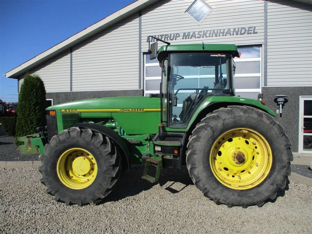 Traktor Türe ait John Deere 8300 Pæn regulær traktor med rigtig gode dæk på., Gebrauchtmaschine içinde Lintrup (resim 10)