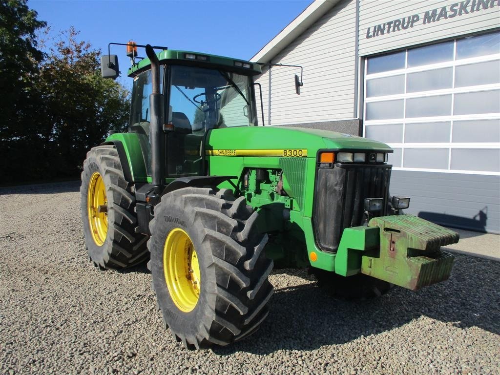 Traktor Türe ait John Deere 8300 Pæn regulær traktor med rigtig gode dæk på., Gebrauchtmaschine içinde Lintrup (resim 18)