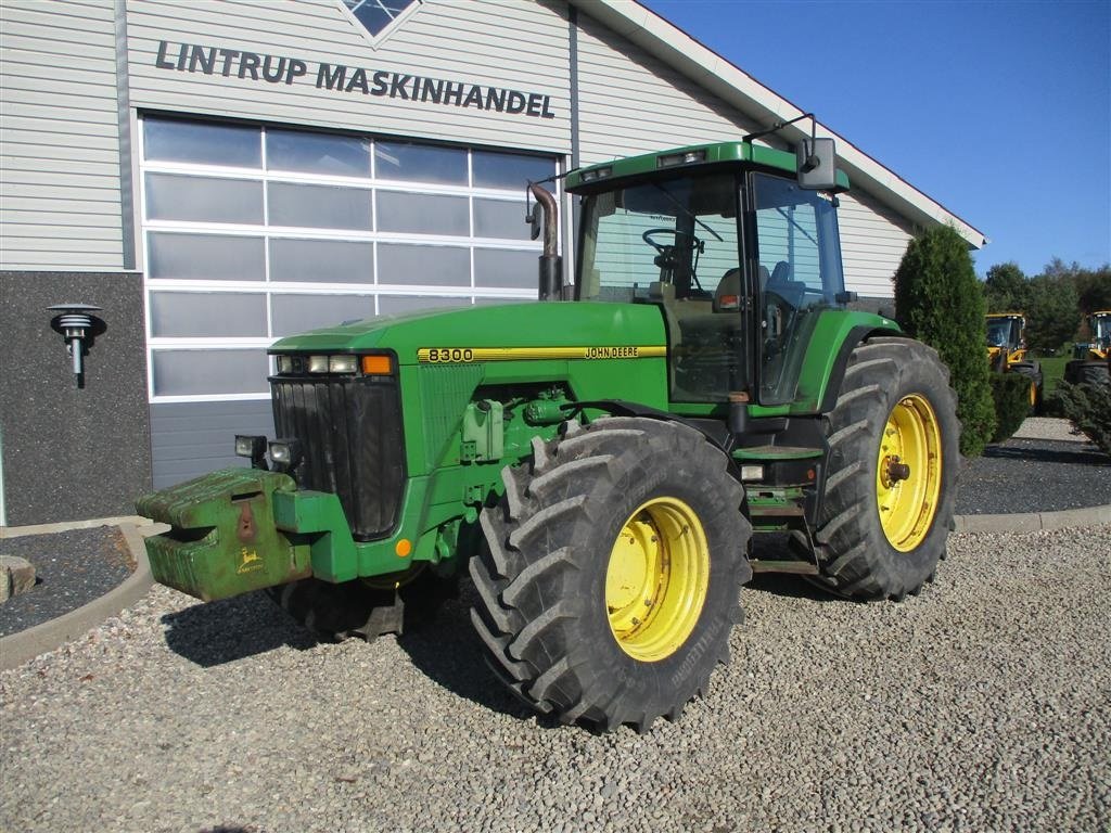 Traktor Türe ait John Deere 8300 Pæn regulær traktor med rigtig gode dæk på., Gebrauchtmaschine içinde Lintrup (resim 7)