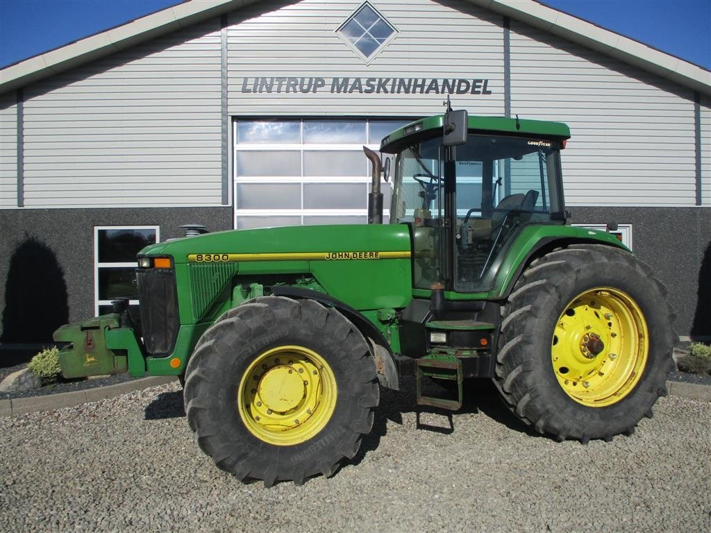 Traktor Türe ait John Deere 8300 Pæn regulær traktor med rigtig gode dæk på., Gebrauchtmaschine içinde Lintrup (resim 22)