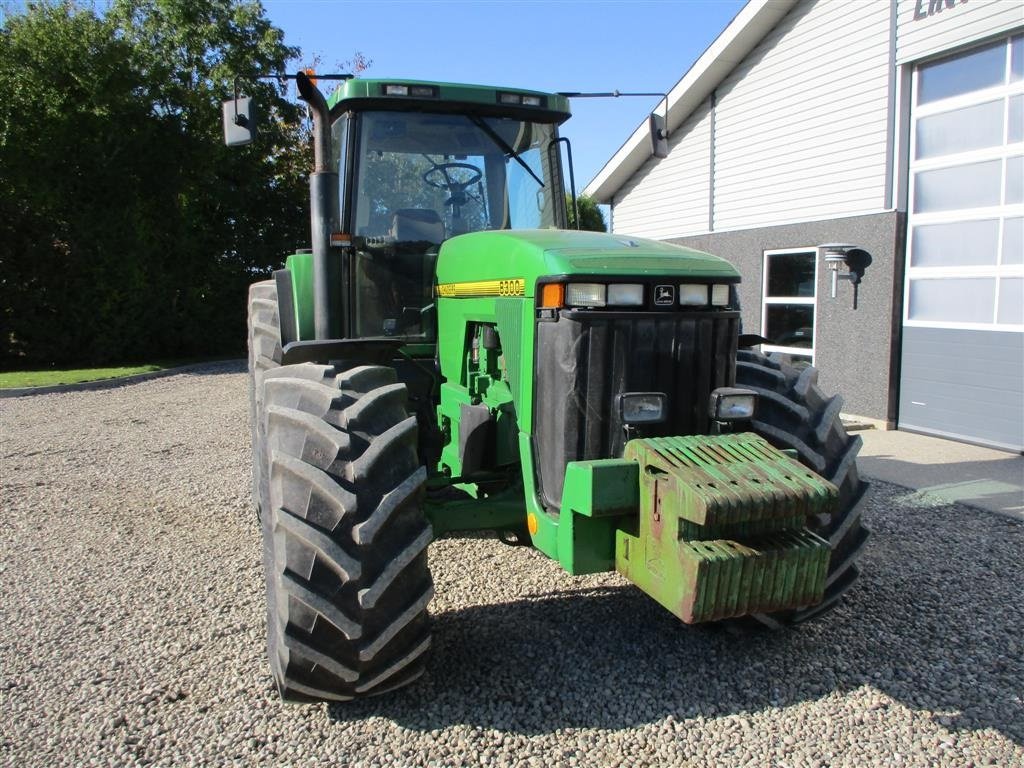 Traktor Türe ait John Deere 8300 Pæn regulær traktor med rigtig gode dæk på., Gebrauchtmaschine içinde Lintrup (resim 19)