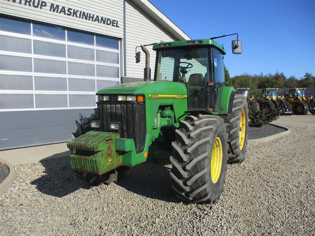 Traktor Türe ait John Deere 8300 Pæn regulær traktor med rigtig gode dæk på., Gebrauchtmaschine içinde Lintrup (resim 8)