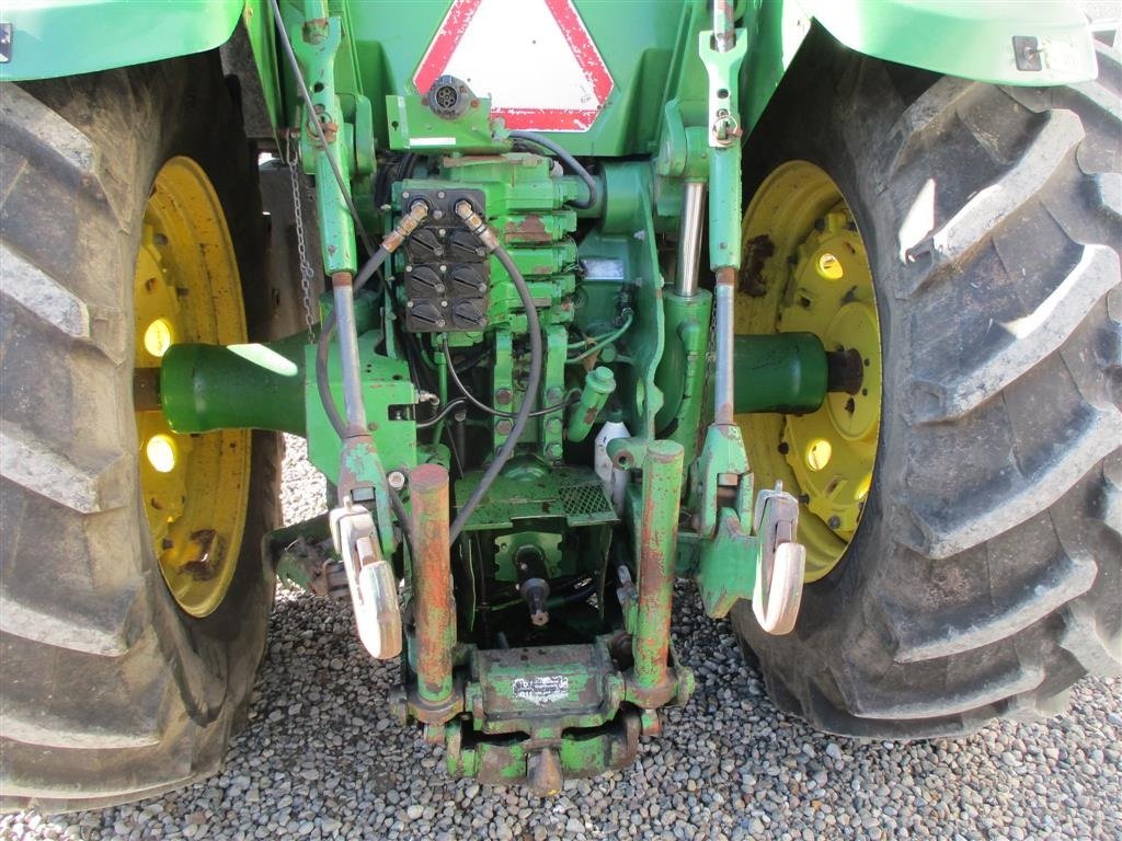 Traktor Türe ait John Deere 8300 Pæn regulær traktor med rigtig gode dæk på., Gebrauchtmaschine içinde Lintrup (resim 13)