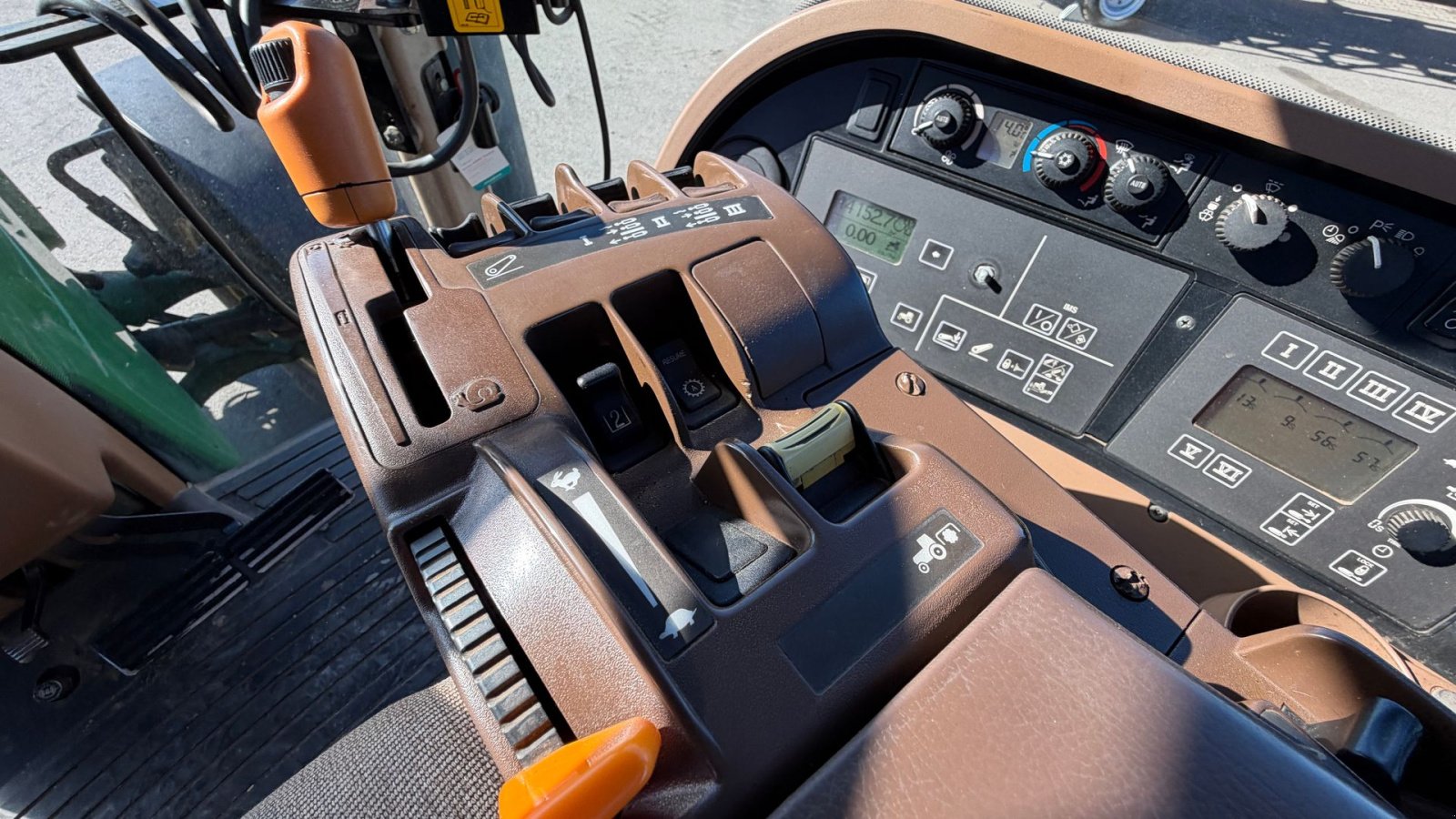 Traktor от тип John Deere 8330 AUTOTRACK READY!, Gebrauchtmaschine в Nørager (Снимка 17)