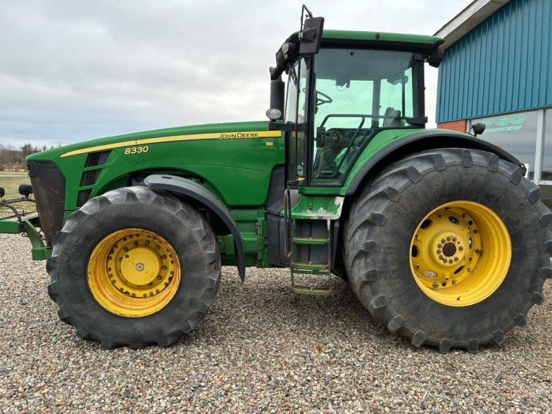 Traktor типа John Deere 8330, Gebrauchtmaschine в Videbæk