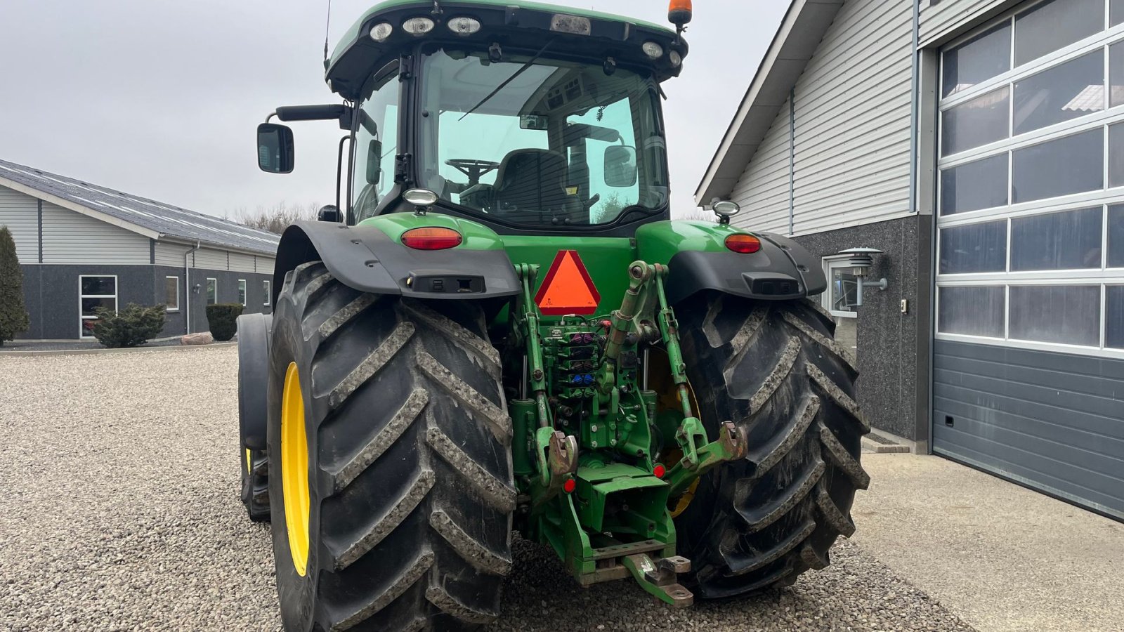 Traktor of the type John Deere 8335R Autopower og med centralsmørring, Gebrauchtmaschine in Lintrup (Picture 15)