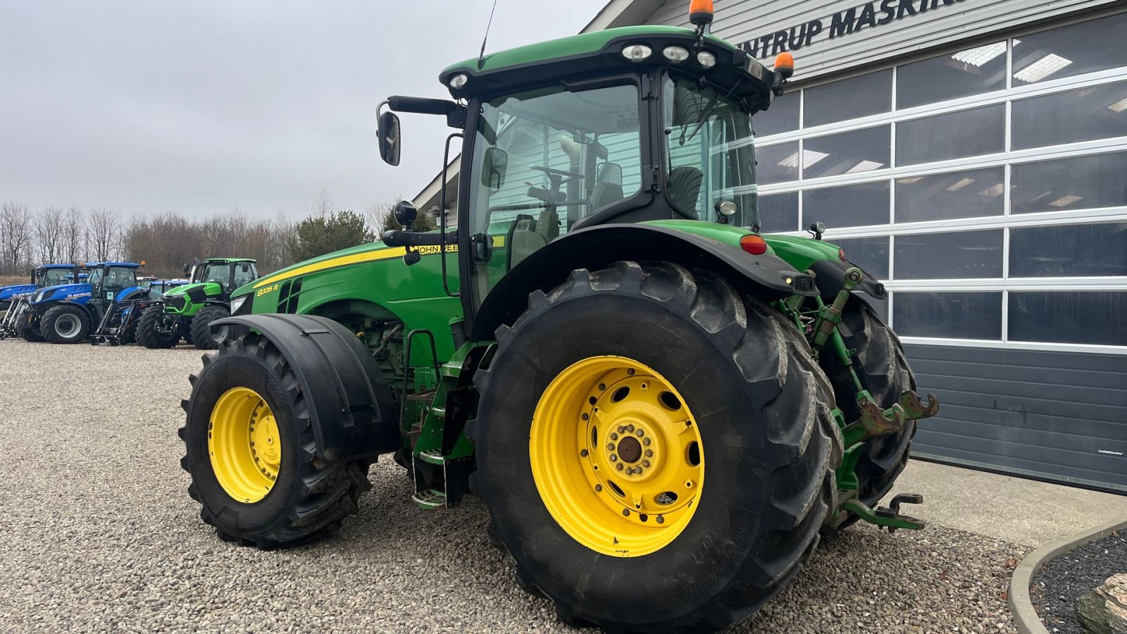 Traktor of the type John Deere 8335R Autopower og med centralsmørring, Gebrauchtmaschine in Lintrup (Picture 3)