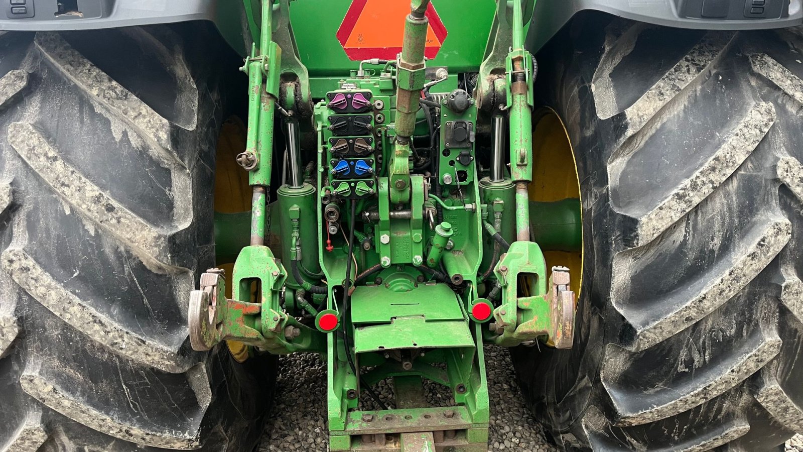 Traktor of the type John Deere 8335R Autopower og med centralsmørring, Gebrauchtmaschine in Lintrup (Picture 4)