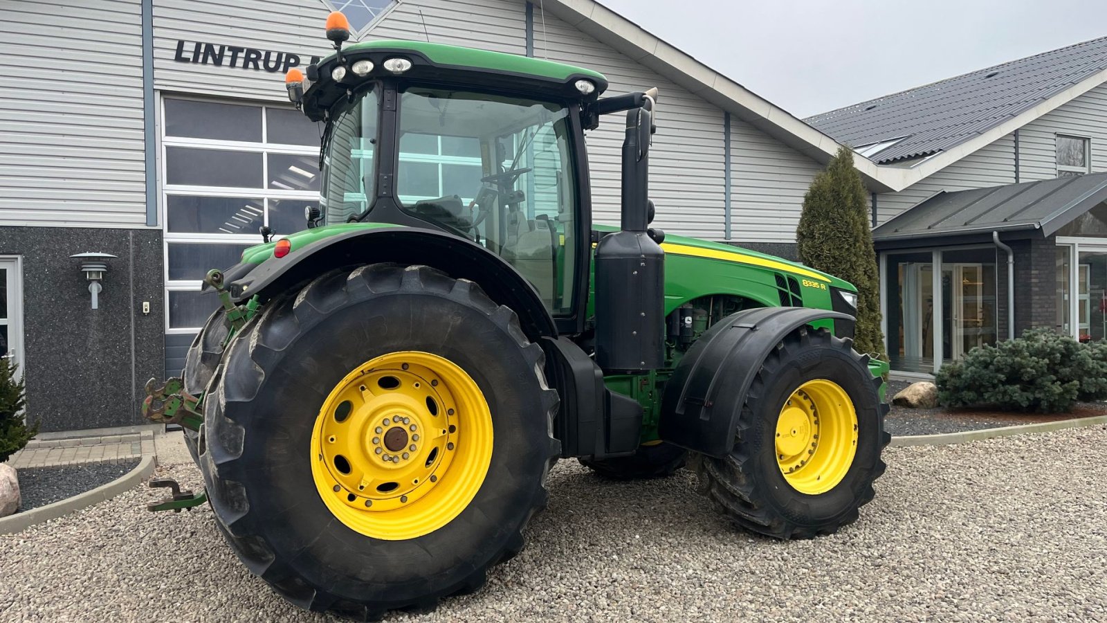 Traktor of the type John Deere 8335R Autopower og med centralsmørring, Gebrauchtmaschine in Lintrup (Picture 16)