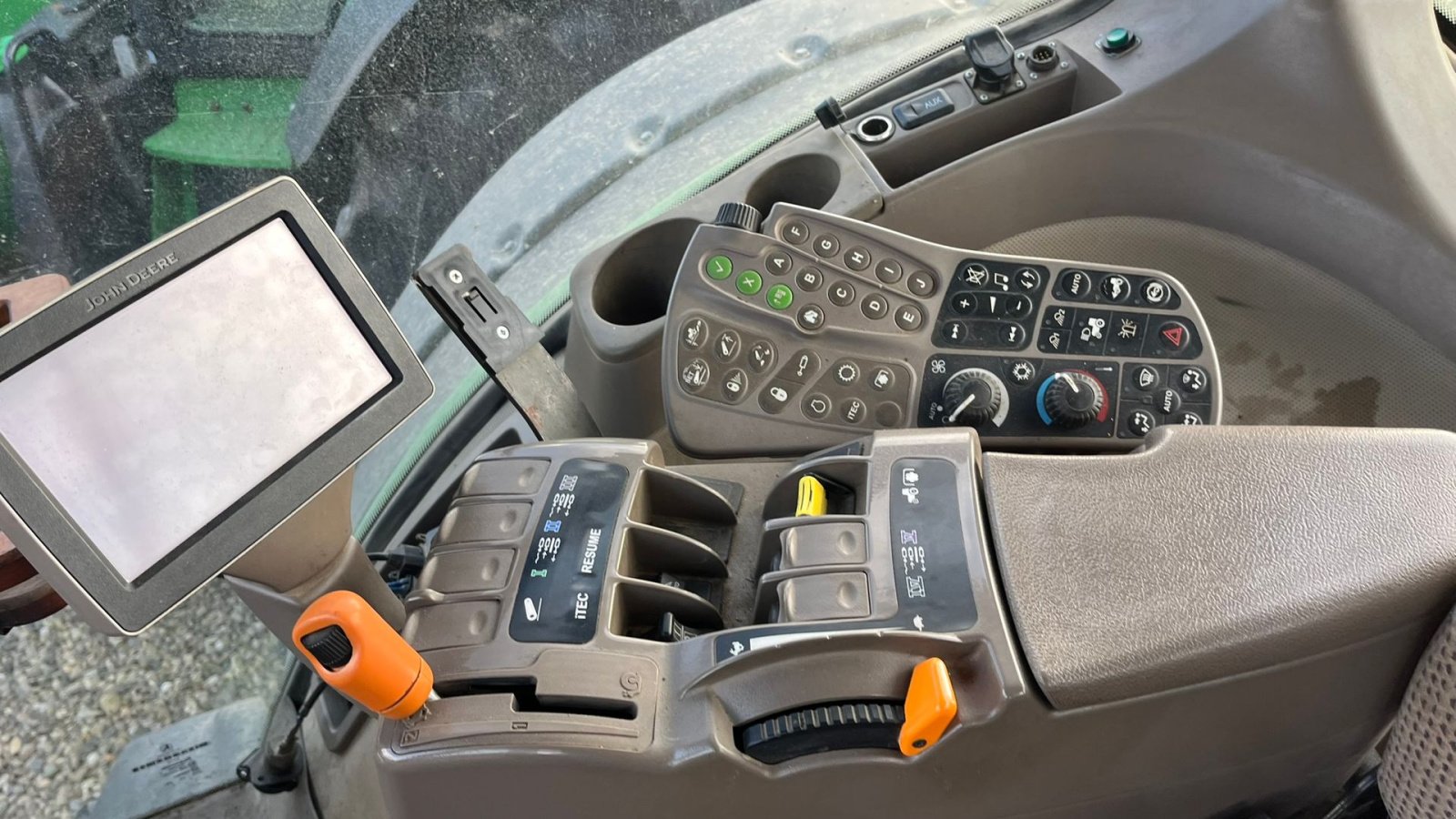 Traktor des Typs John Deere 8335R IVT-AutoPower med frontlift, Gebrauchtmaschine in Lintrup (Bild 11)