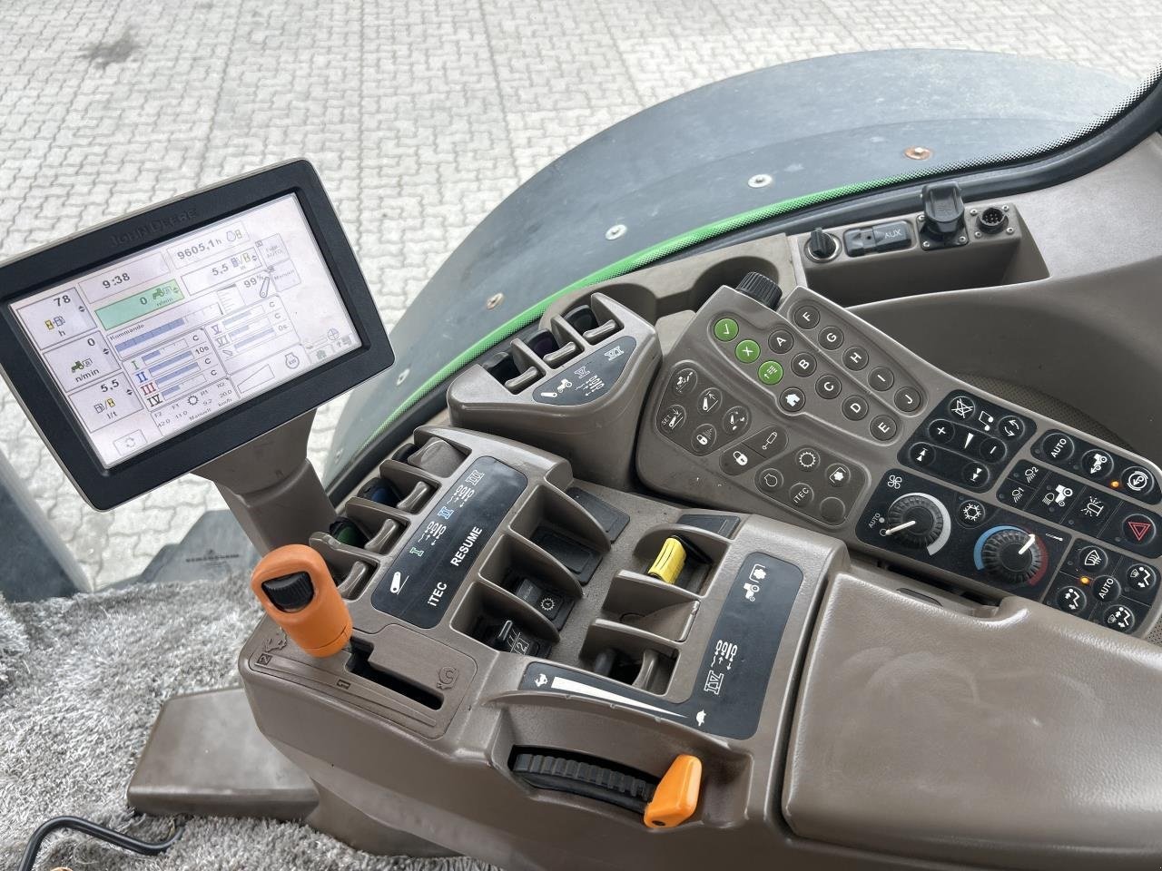 Traktor typu John Deere 8335R, Gebrauchtmaschine w Randers SV (Zdjęcie 13)