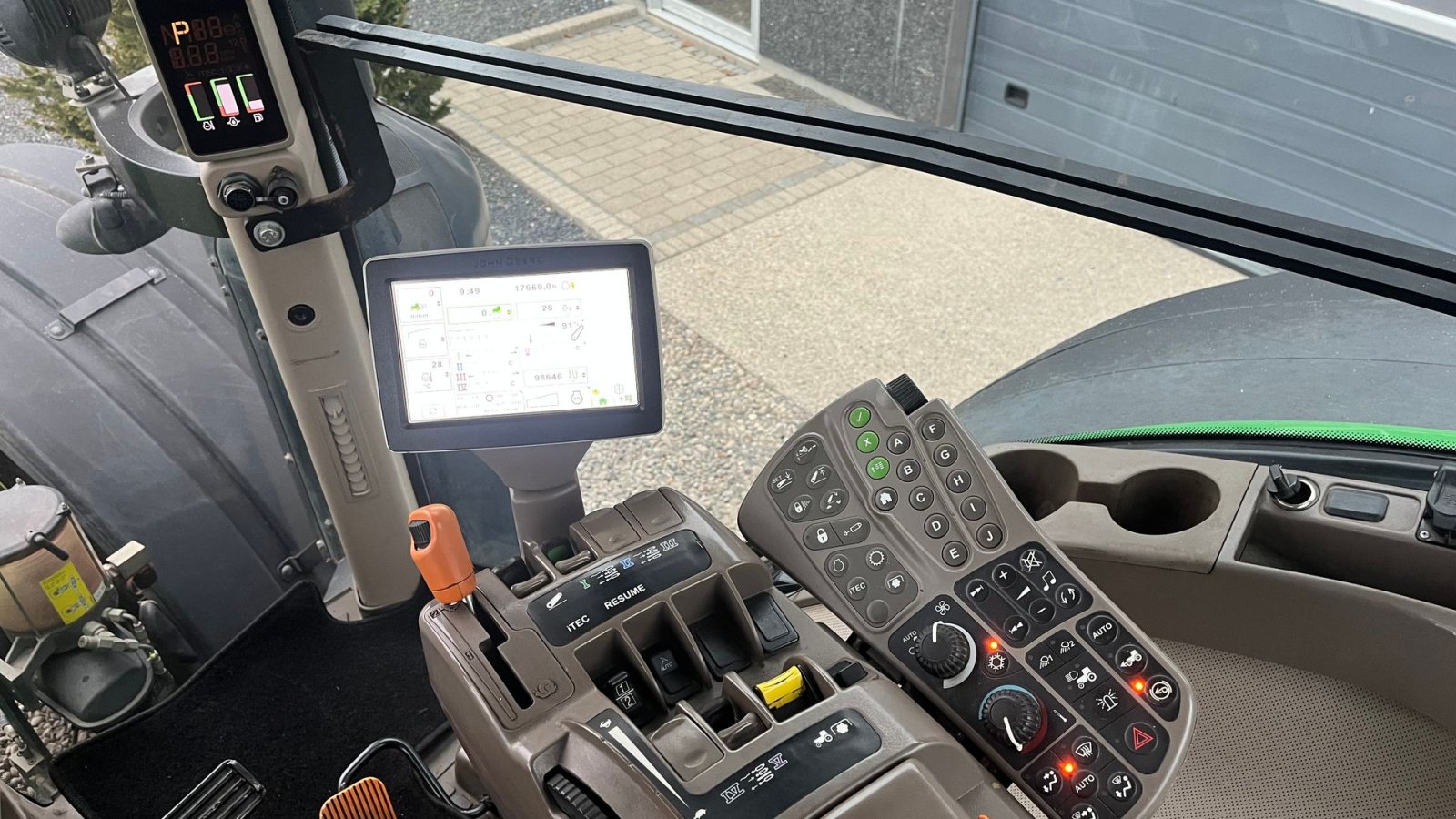 Traktor of the type John Deere 8360R AutoPower og med centralsmørring, Gebrauchtmaschine in Lintrup (Picture 8)