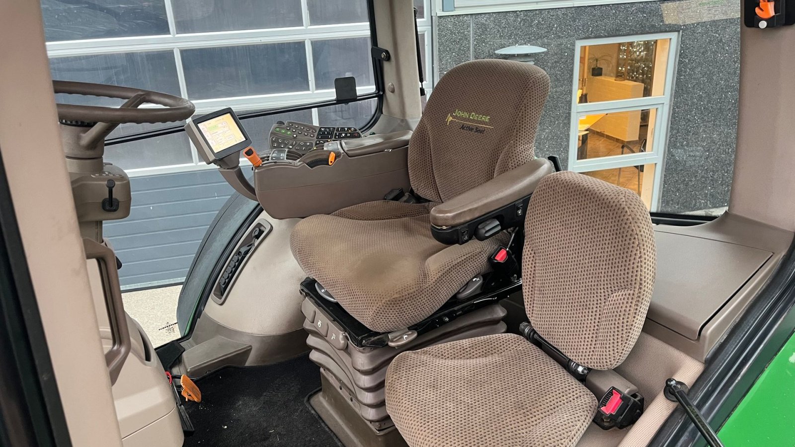 Traktor of the type John Deere 8360R AutoPower og med centralsmørring, Gebrauchtmaschine in Lintrup (Picture 7)