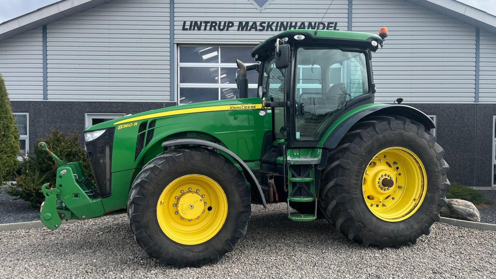 Traktor des Typs John Deere 8360R Med frontlift og faststeer, Gebrauchtmaschine in Lintrup (Bild 1)