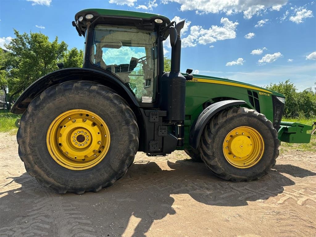 Traktor del tipo John Deere 8370R Affjedret foraksel og kabine. Hitch krog. Auto steer ready. Luftbremser. Mange paa lager., Gebrauchtmaschine en Kolding (Imagen 2)