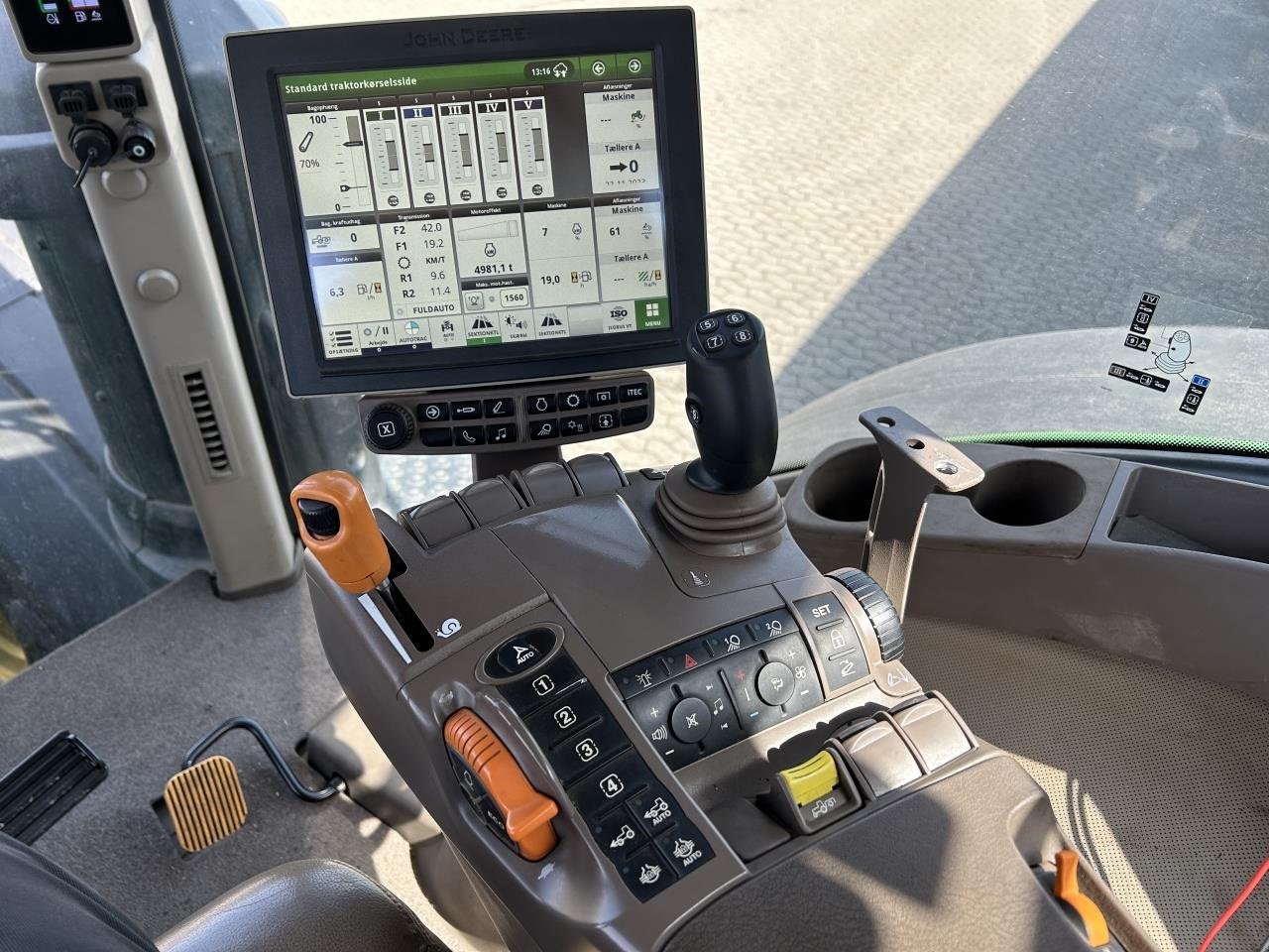 Traktor от тип John Deere 8370R, Gebrauchtmaschine в Saksøbing (Снимка 16)