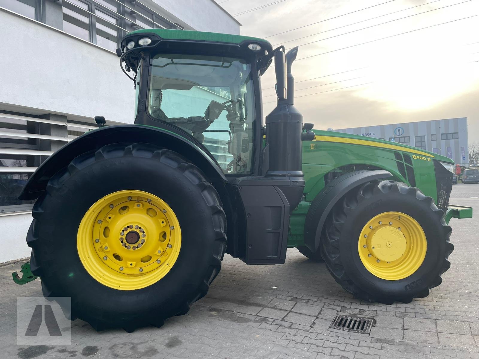 Traktor от тип John Deere 8400R 8400 R, Gebrauchtmaschine в Regensburg (Снимка 4)