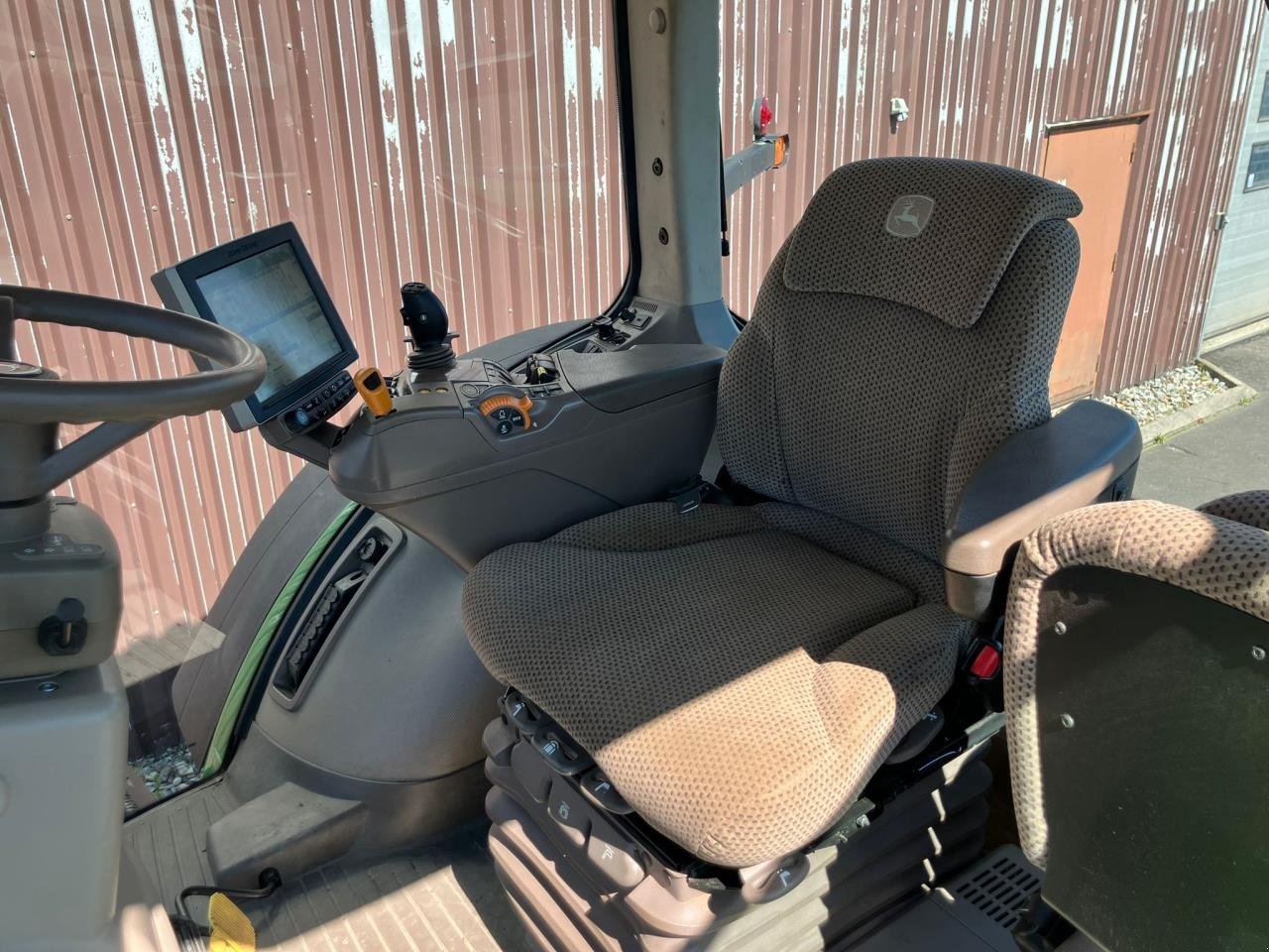 Traktor of the type John Deere 8400R, Gebrauchtmaschine in Odense (Picture 4)