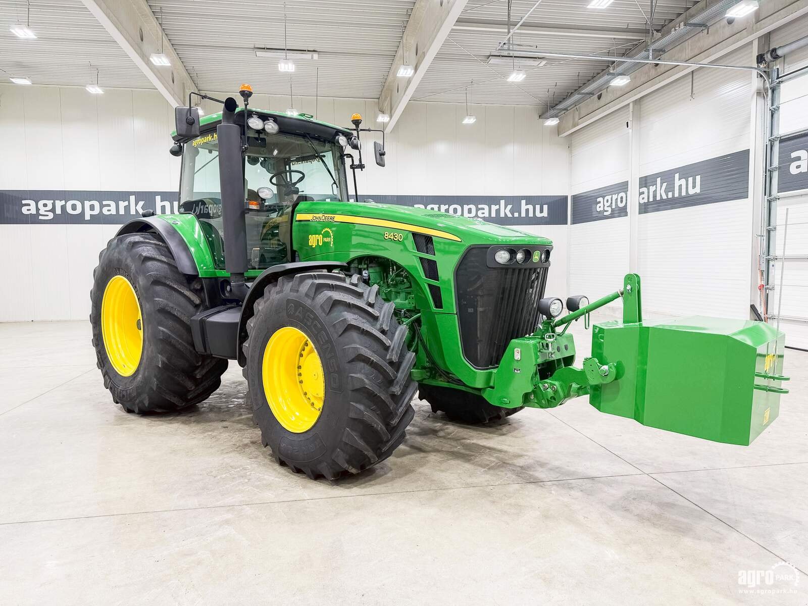 Traktor van het type John Deere 8430, Gebrauchtmaschine in Csengele (Foto 2)