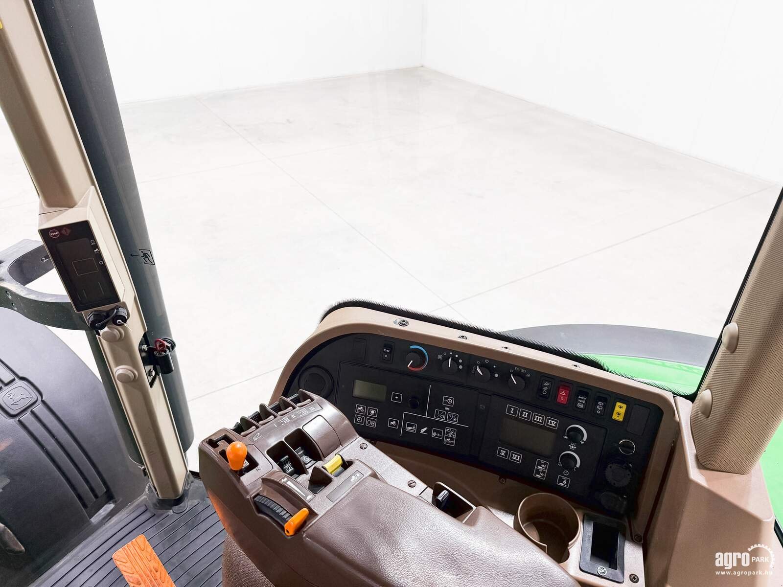 Traktor van het type John Deere 8430, Gebrauchtmaschine in Csengele (Foto 9)