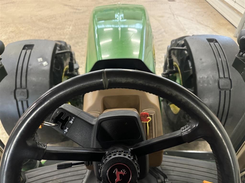Traktor типа John Deere 8530 Autopower Monteret med luft, frontlift og står på nye dæk., Gebrauchtmaschine в Haderup (Фотография 21)