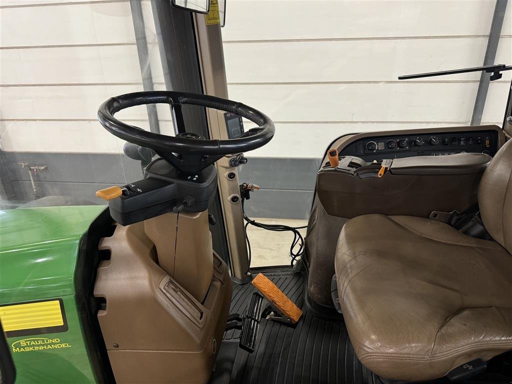 Traktor типа John Deere 8530 Autopower Monteret med luft, frontlift og står på nye dæk., Gebrauchtmaschine в Haderup (Фотография 15)