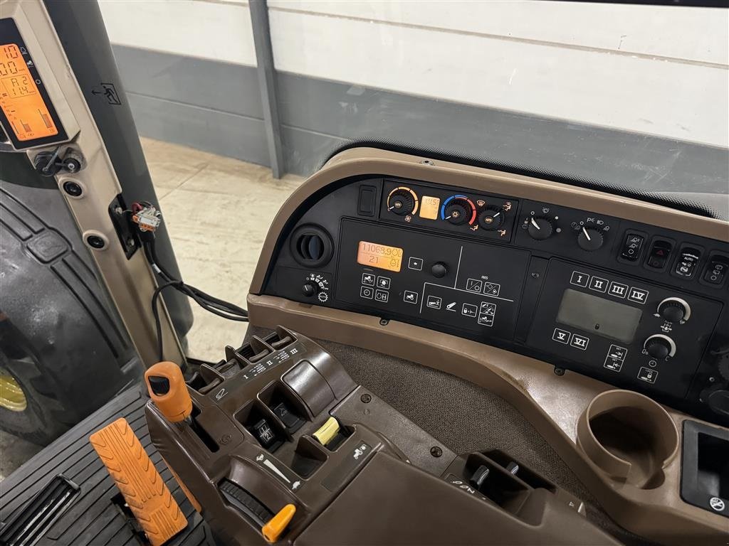 Traktor типа John Deere 8530 Autopower Monteret med luft, frontlift og står på nye dæk., Gebrauchtmaschine в Haderup (Фотография 16)
