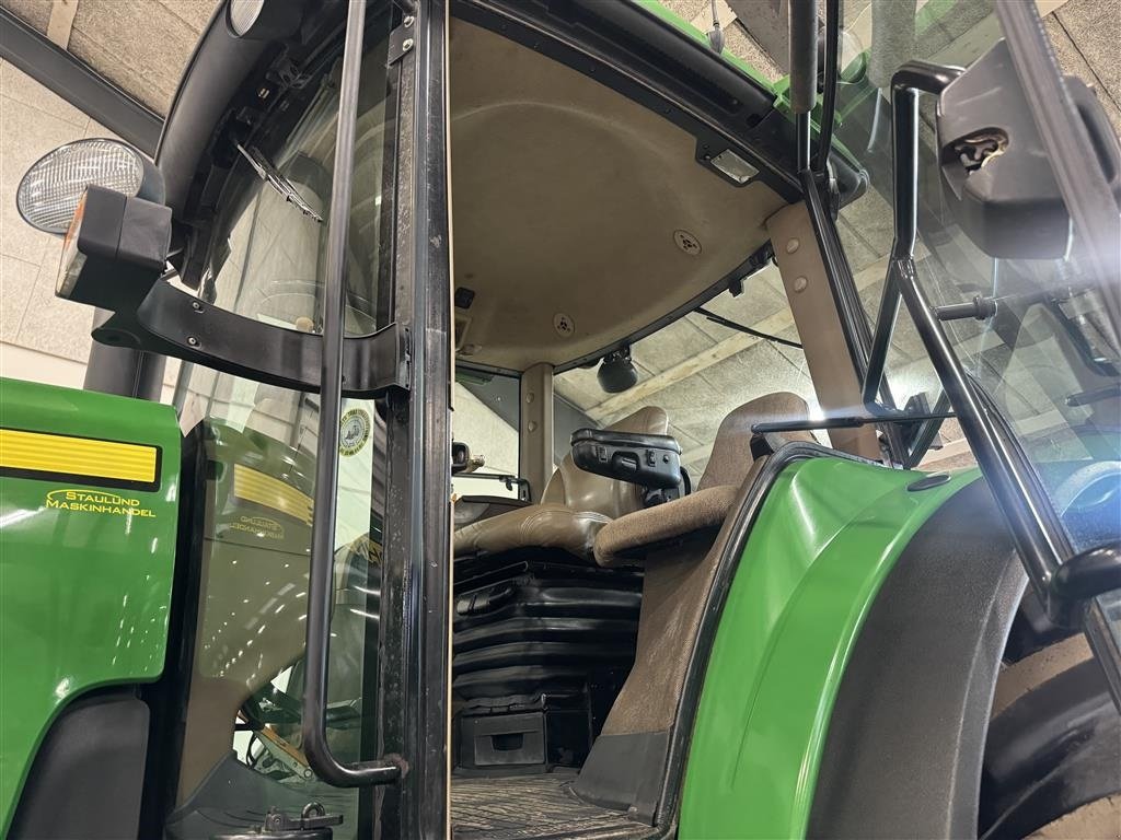Traktor типа John Deere 8530 Autopower Monteret med luft, frontlift og står på nye dæk., Gebrauchtmaschine в Haderup (Фотография 13)