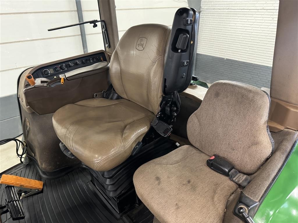 Traktor типа John Deere 8530 Autopower Monteret med luft, frontlift og står på nye dæk., Gebrauchtmaschine в Haderup (Фотография 17)