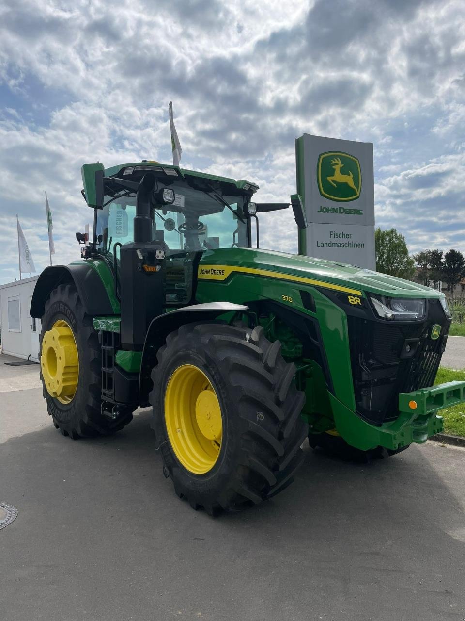 Traktor des Typs John Deere 8R 370, Neumaschine in Niederkirchen (Bild 1)