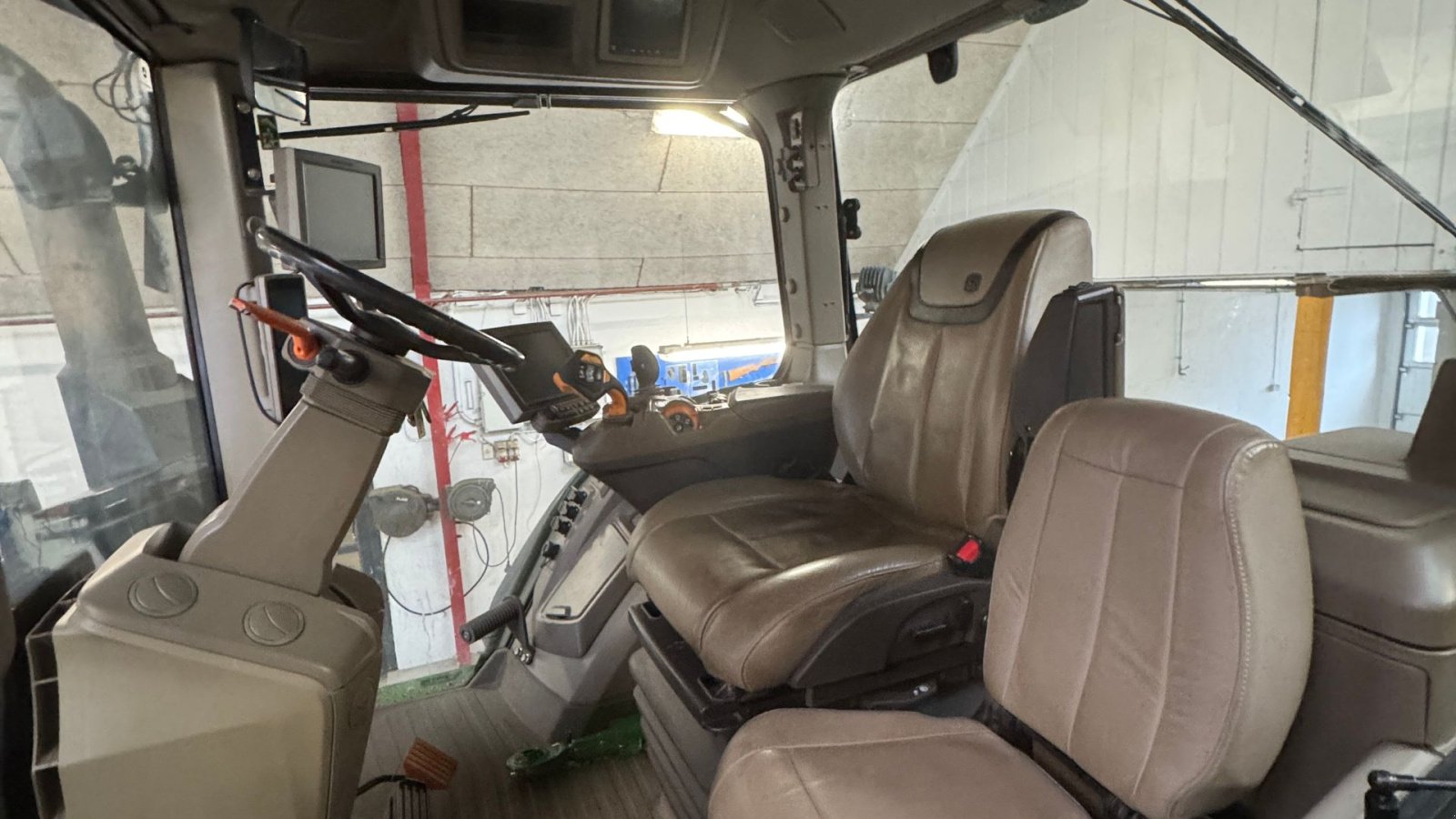 Traktor van het type John Deere 8R340 MED 4 NYE DÆK!, Gebrauchtmaschine in Nørager (Foto 4)