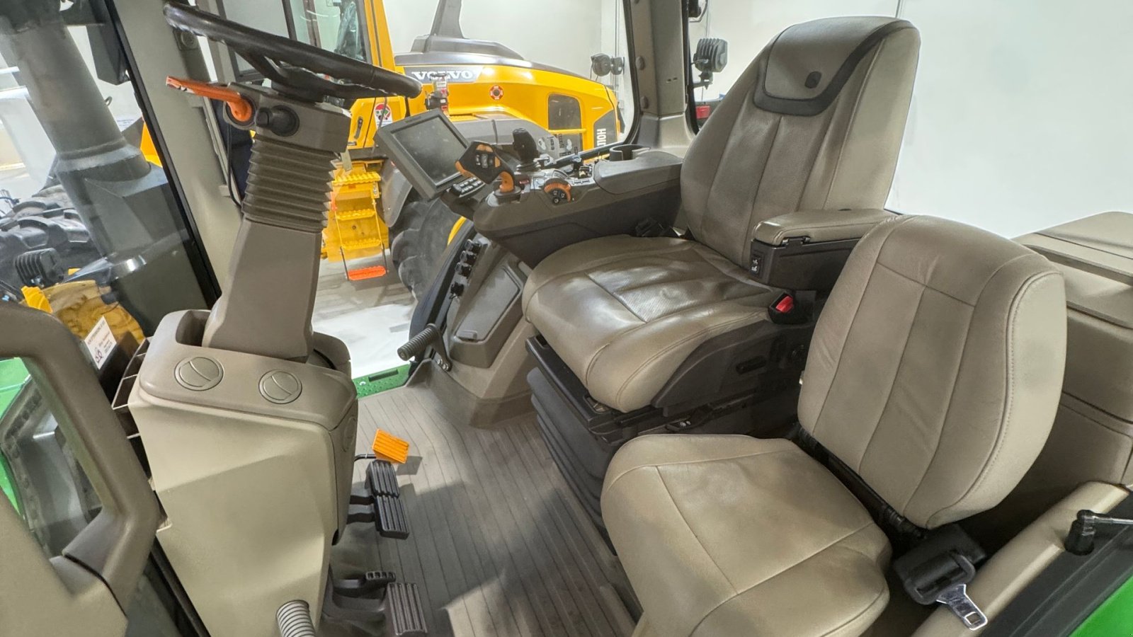 Traktor типа John Deere 8R340 MED 4 NYE DÆK!, Gebrauchtmaschine в Nørager (Фотография 17)