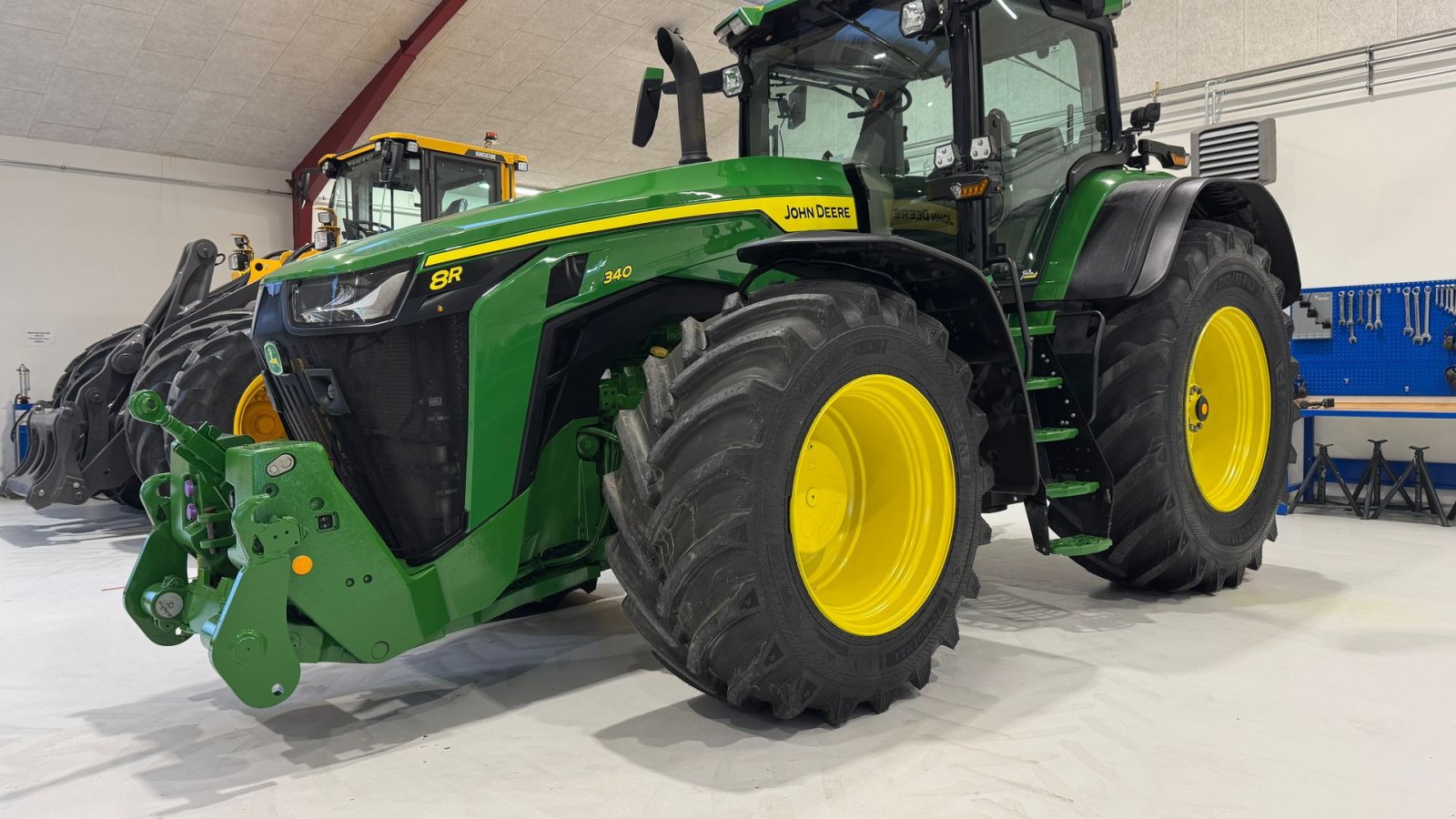 Traktor типа John Deere 8R340 MED 4 NYE DÆK!, Gebrauchtmaschine в Nørager (Фотография 1)