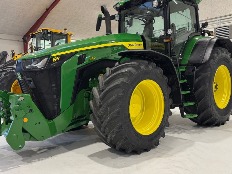 Traktor of the type John Deere 8R340 MED 4 NYE DÆK!, Gebrauchtmaschine in Nørager