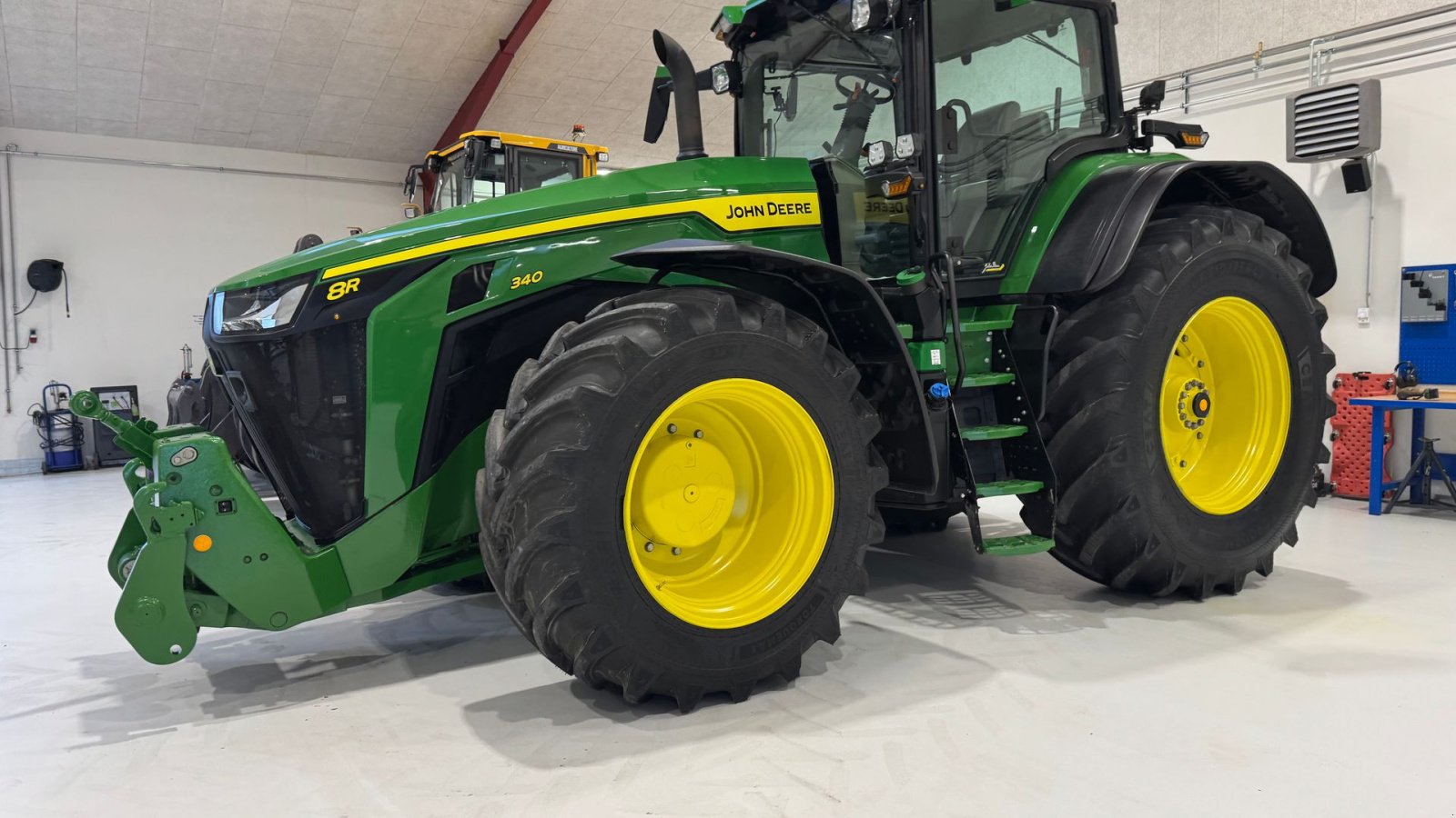 Traktor типа John Deere 8R340 MED 4 NYE DÆK!, Gebrauchtmaschine в Nørager (Фотография 2)