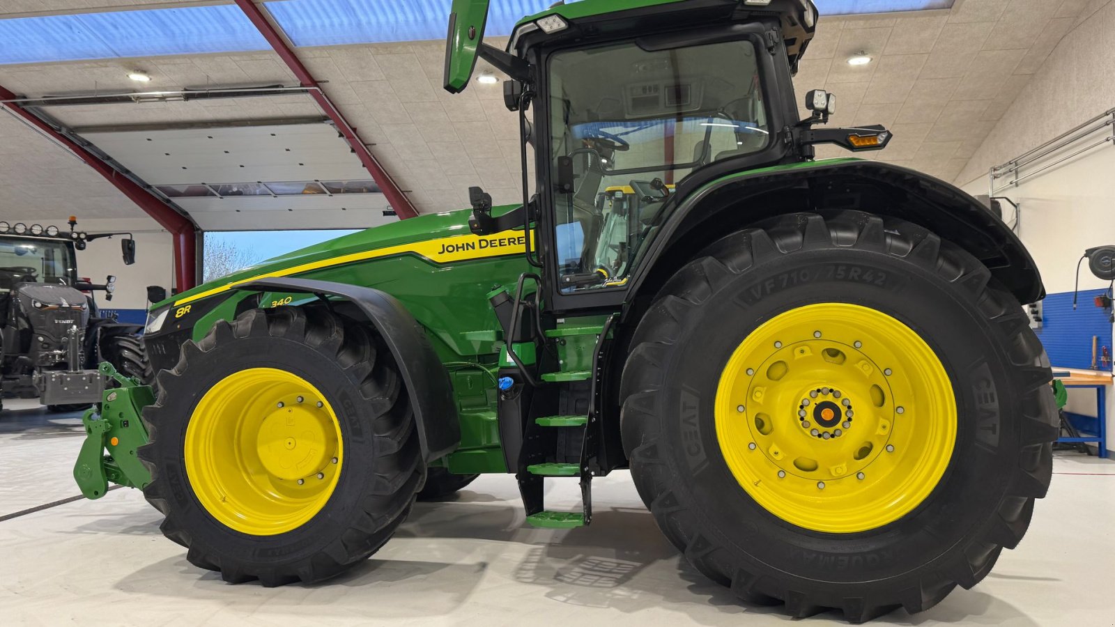 Traktor типа John Deere 8R340 MED 4 NYE DÆK!, Gebrauchtmaschine в Nørager (Фотография 5)