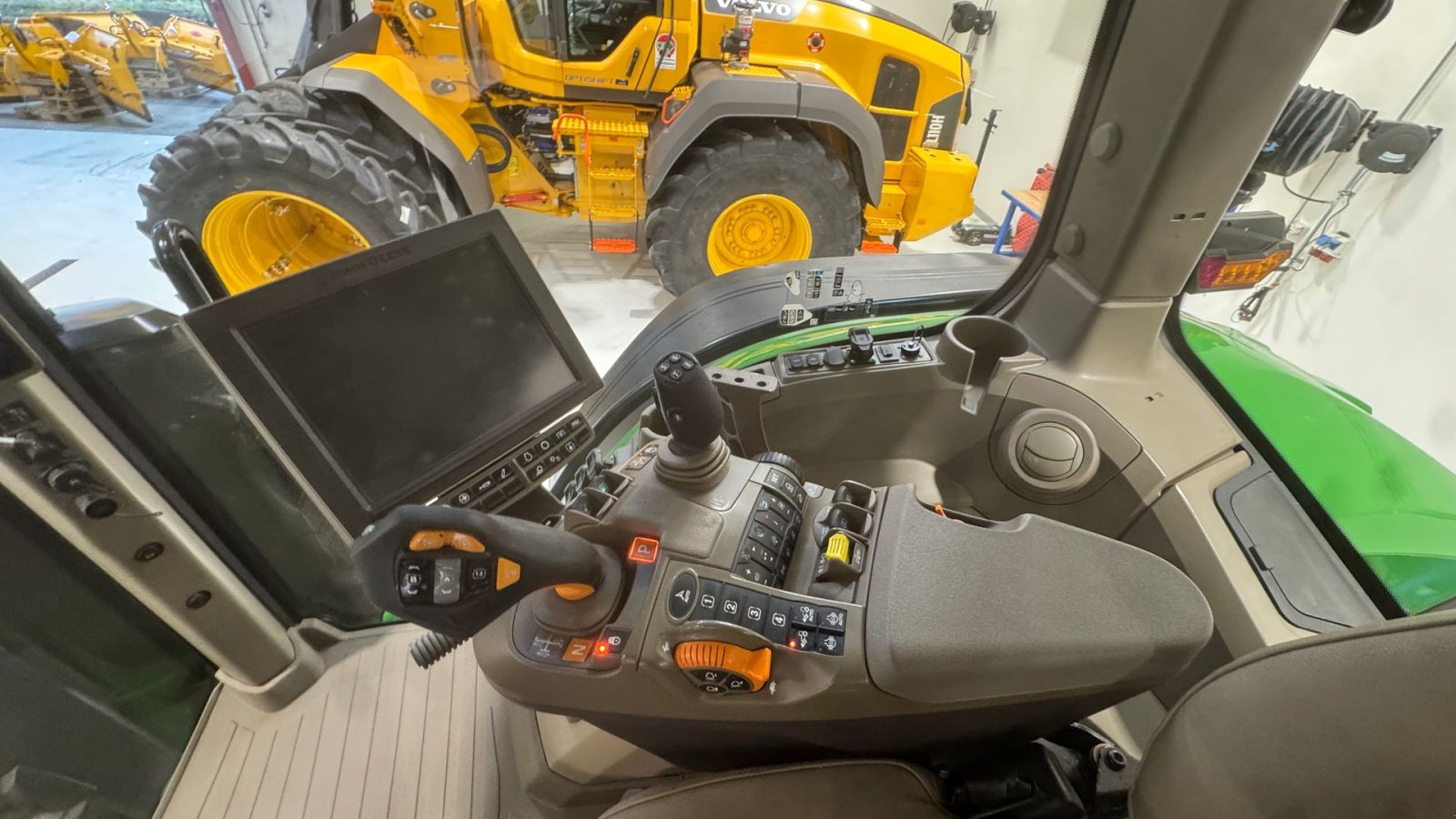 Traktor типа John Deere 8R340 MED 4 NYE DÆK!, Gebrauchtmaschine в Nørager (Фотография 18)