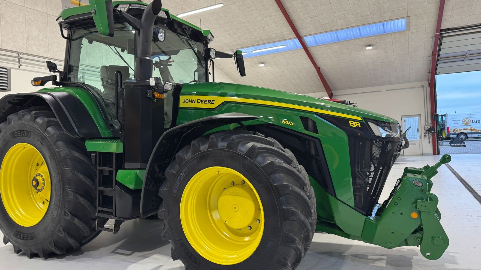 Traktor типа John Deere 8R340 MED 4 NYE DÆK!, Gebrauchtmaschine в Nørager (Фотография 10)