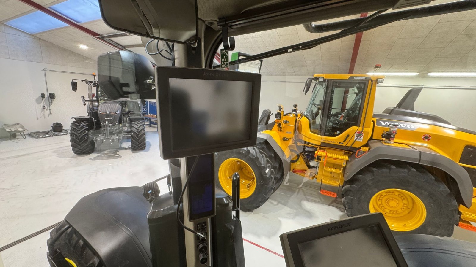 Traktor типа John Deere 8R340 MED 4 NYE DÆK!, Gebrauchtmaschine в Nørager (Фотография 21)