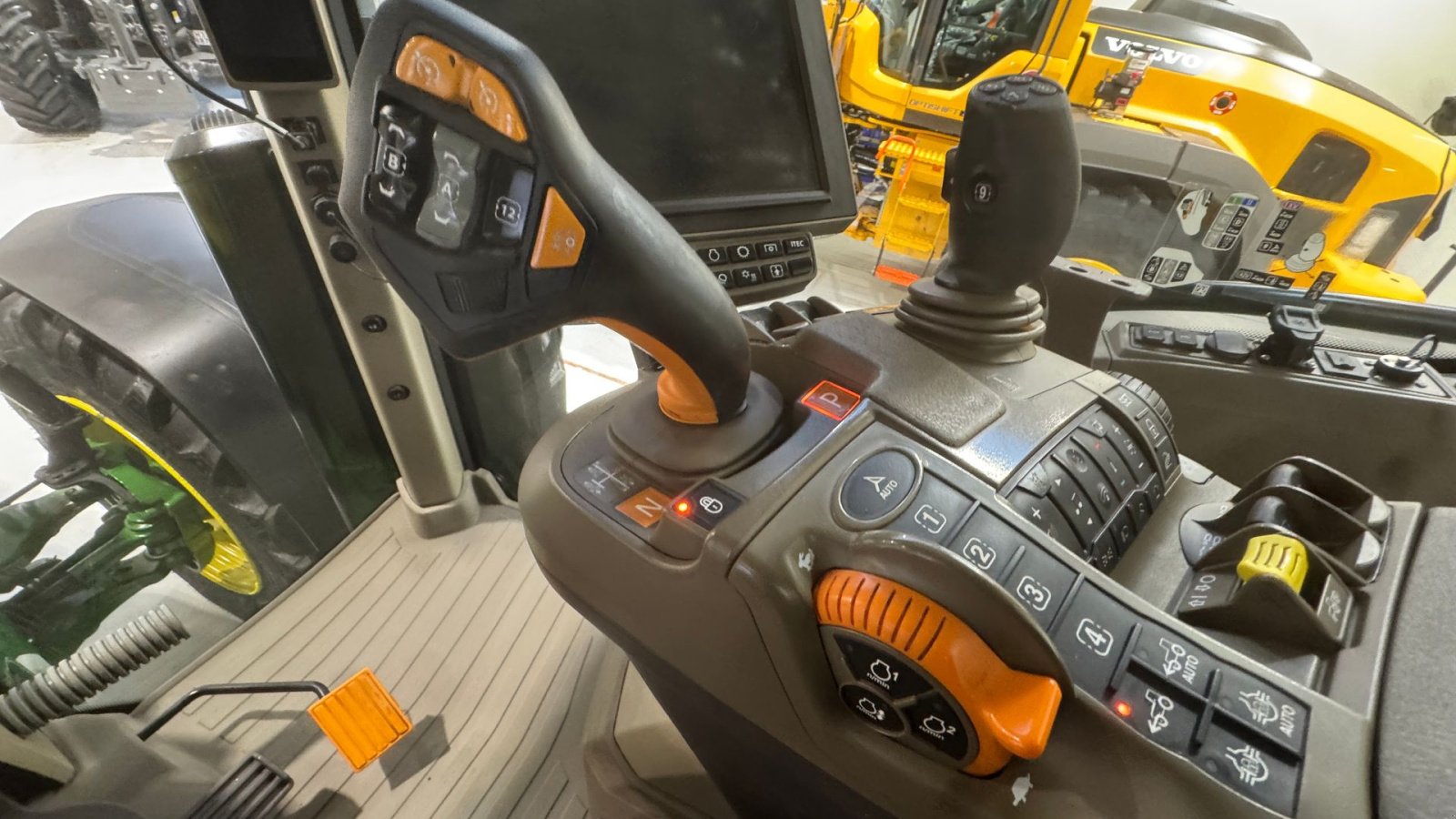 Traktor типа John Deere 8R340 MED 4 NYE DÆK!, Gebrauchtmaschine в Nørager (Фотография 19)