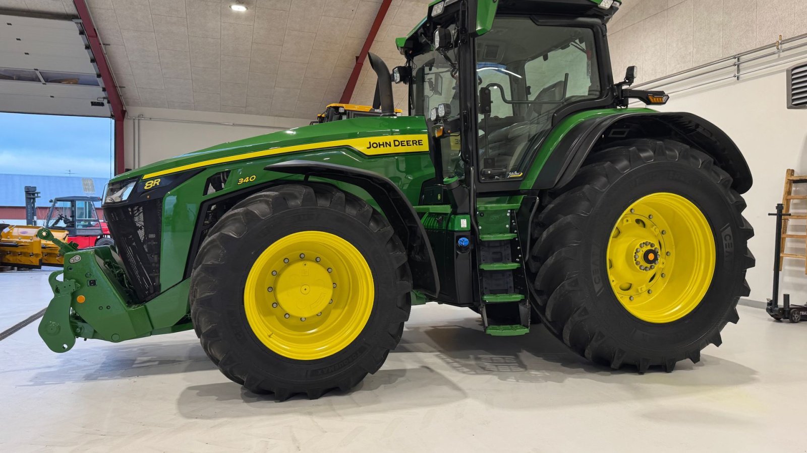 Traktor типа John Deere 8R340 MED 4 NYE DÆK!, Gebrauchtmaschine в Nørager (Фотография 3)