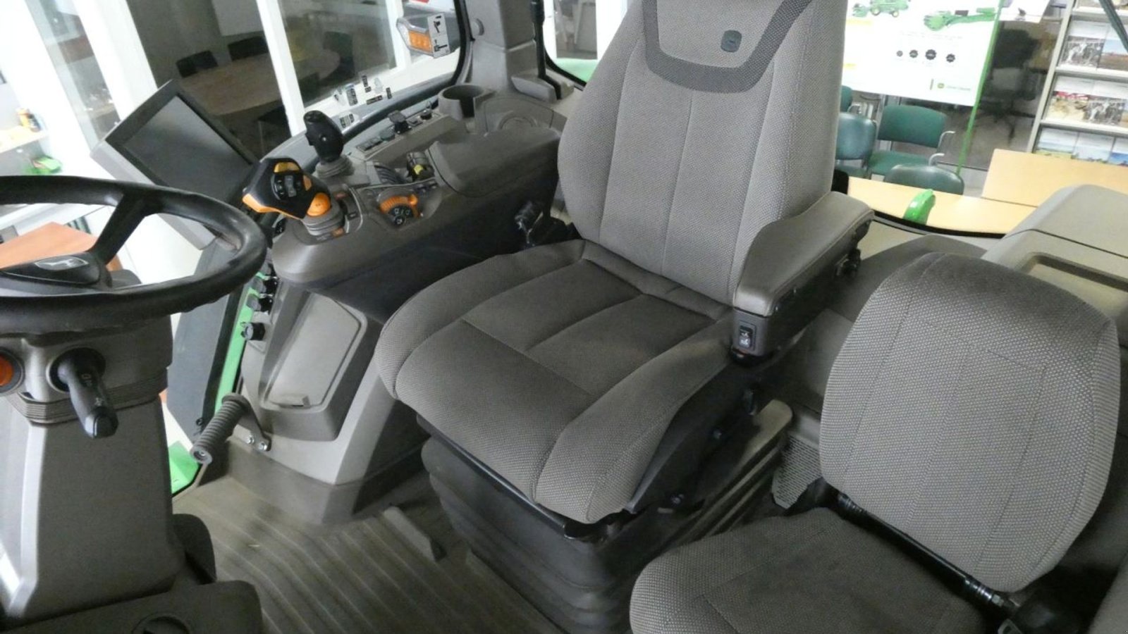 Traktor des Typs John Deere 8R370 Premium Edition. 900/60R42 Dæk og hjulvægte . ., Gebrauchtmaschine in Kolding (Bild 14)