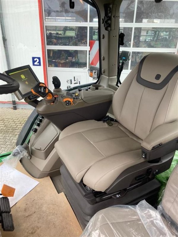 Traktor от тип John Deere 8R370, Gebrauchtmaschine в Kolding (Снимка 7)