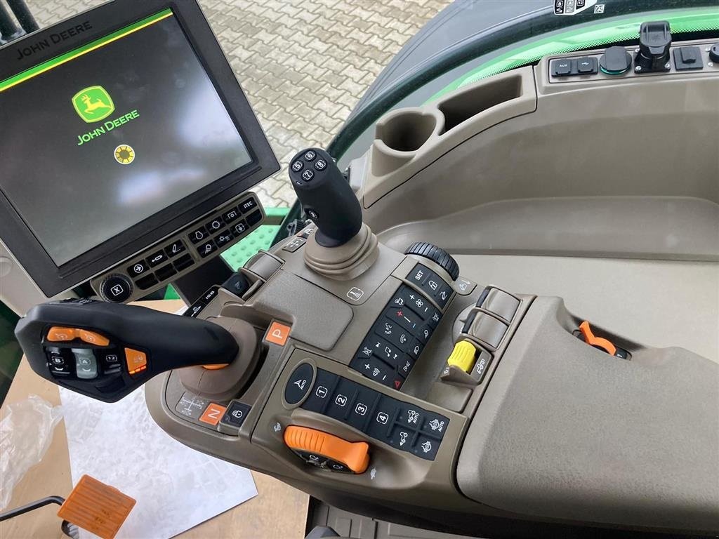 Traktor от тип John Deere 8R370, Gebrauchtmaschine в Kolding (Снимка 10)