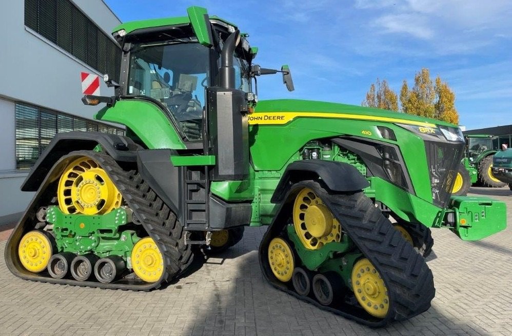 Traktor des Typs John Deere 8RX410 Leveres i DK på helt nye bageste bælter!!!, Gebrauchtmaschine in Kolding (Bild 1)