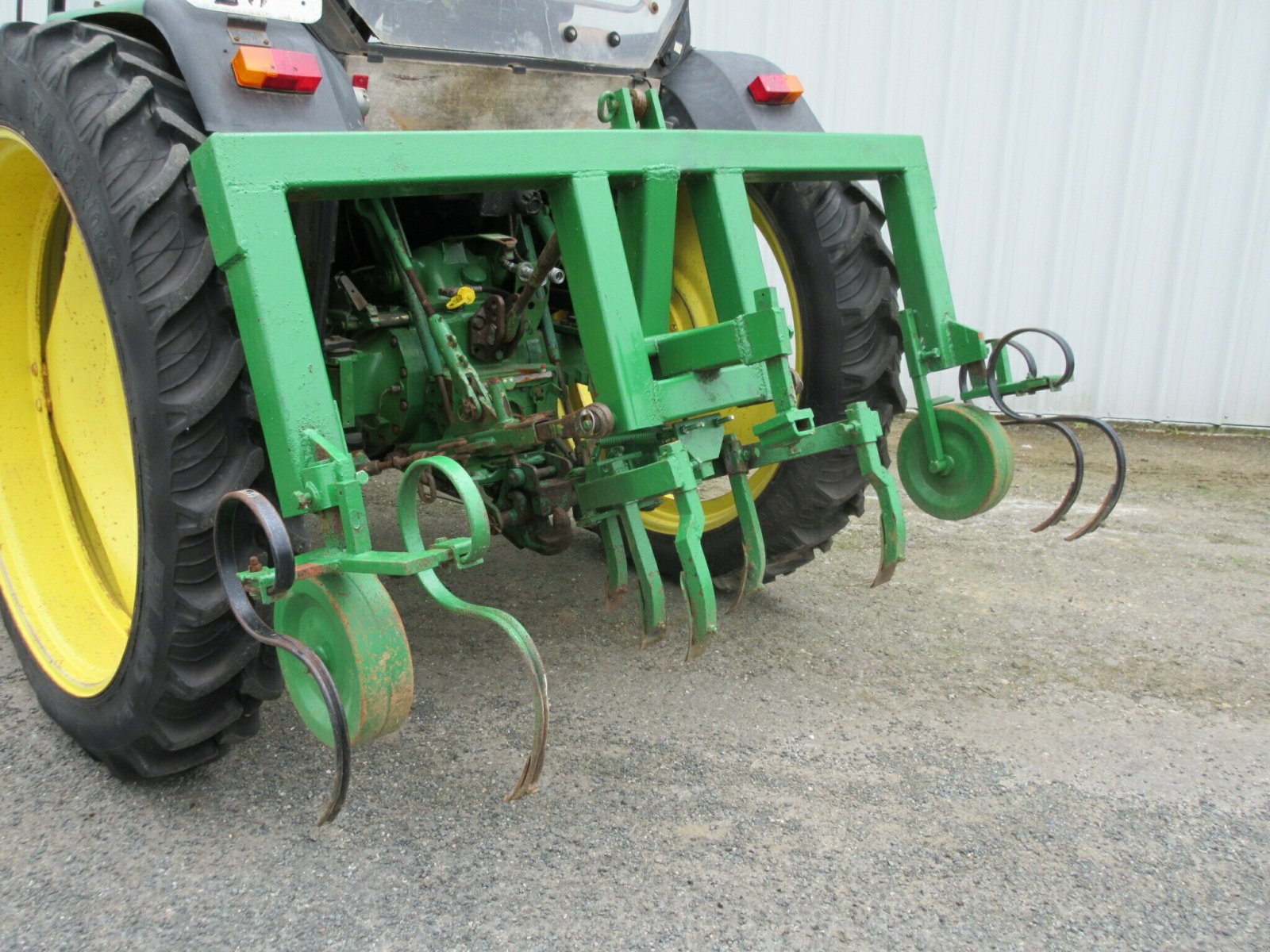 Traktor типа John Deere JOHN DEERE 1750 LEGUMIER, Gebrauchtmaschine в PLOUIGNEAU (Фотография 3)