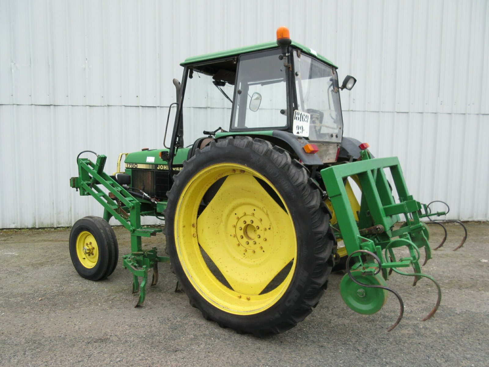 Traktor типа John Deere JOHN DEERE 1750 LEGUMIER, Gebrauchtmaschine в PLOUIGNEAU (Фотография 2)